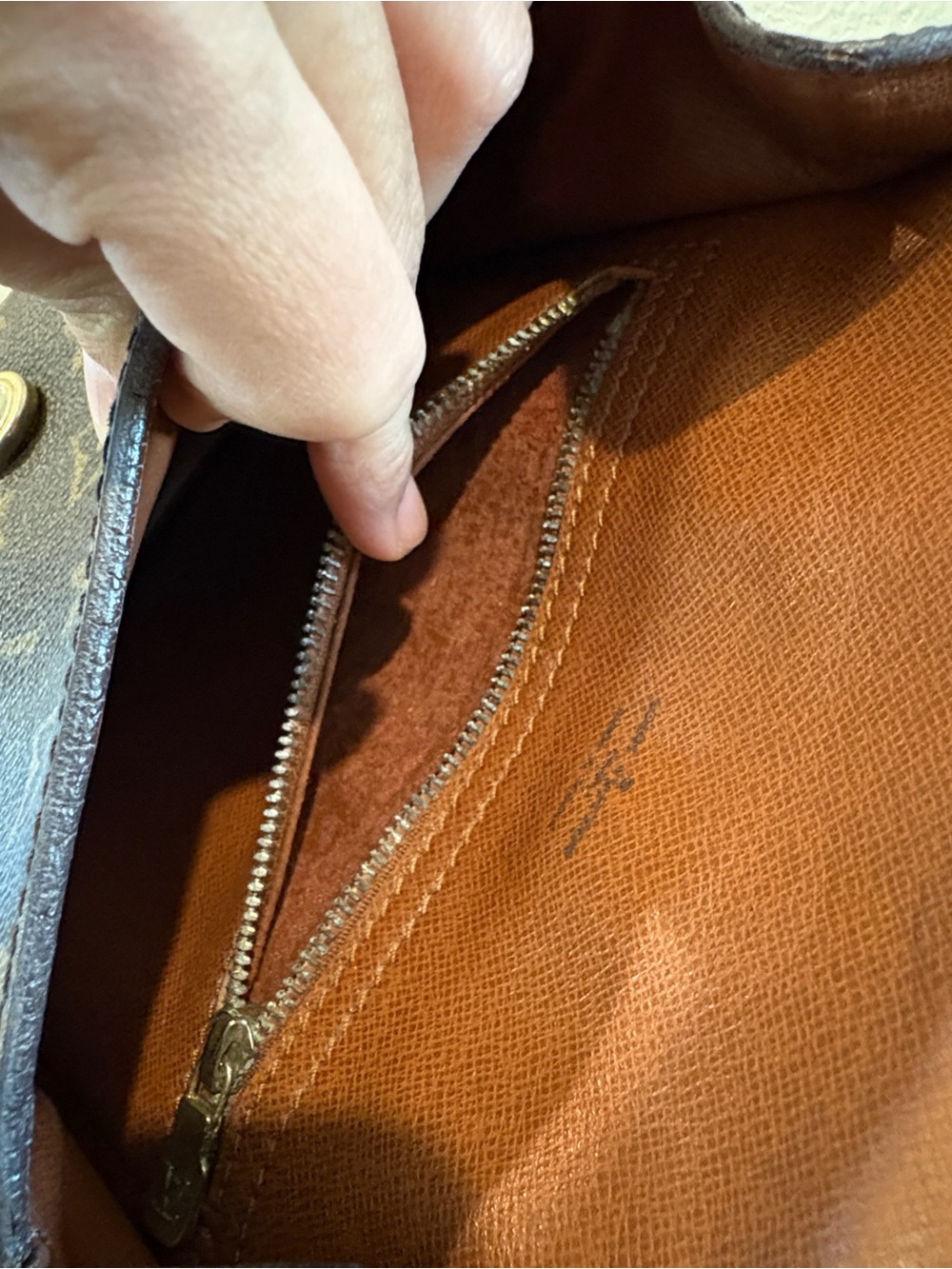Louis Vuitton Saint Cloud
Brown Monogram Crossbody Bag - Picture 5 of 15